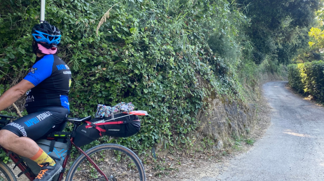 Un cicloturista nella lecceta - Foto di Alessandro Ricci 